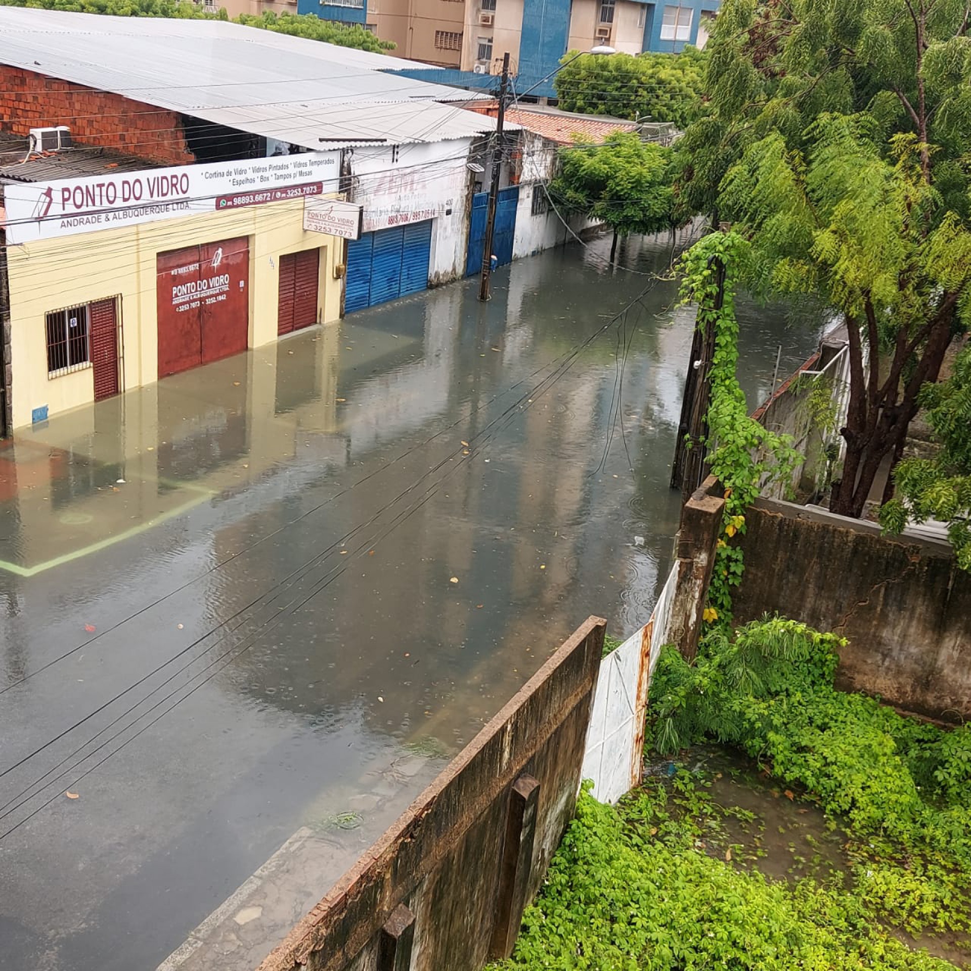 Rua J. da Penha fica pr&oacute;xima ao Rio Paje&uacute;, hoje praticamente soterrado