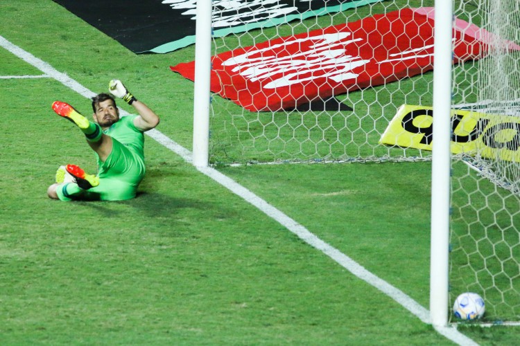 No lance capital da partida, a bola quicou dentro do gol e saiu, mas a arbitragem ignorou o gol legítimo do Ferroviário
