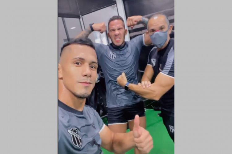 Fernando Sobral e Jael posam com o preparador físico do Ceará, Eduardo Ballalai