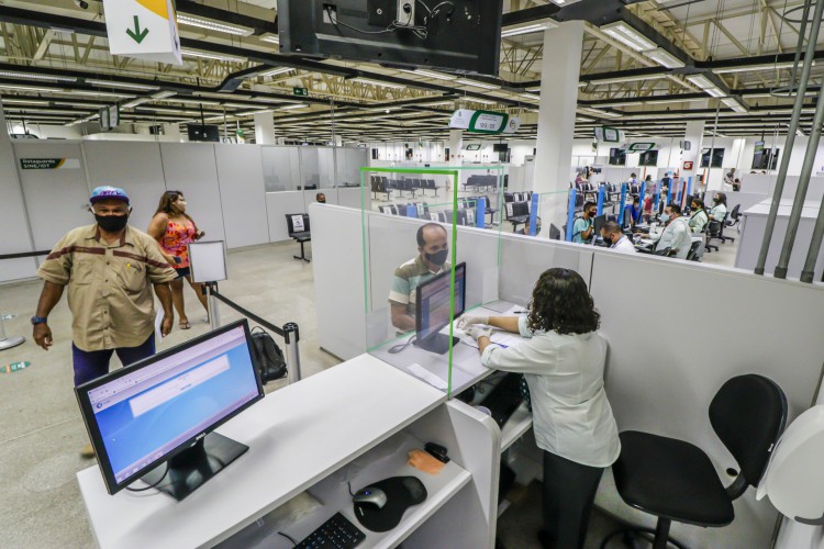 Fortaleza, Ce, BR 14.04.21- Movimentação no VAPTVUPT  do Antonio Bezarra durante a pandemia do coronavirus (Fco Fontenele/O POVO)
