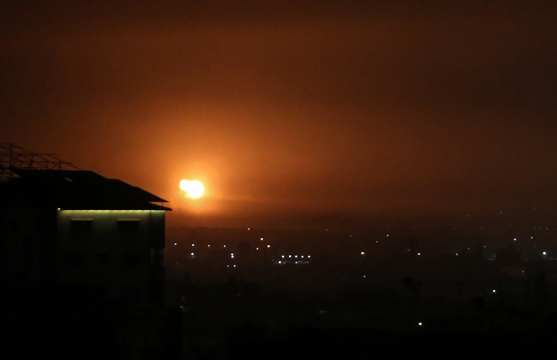 Uma foto tirada em Rafah, no sul da Faixa de Gaza, em 16 de abril de 2021, mostra uma explosão após um ataque aéreo de Israel. - O exército israelense afirmou que os palestinos dispararam um foguete da Faixa de Gaza contra o sul de Israel, sem nenhuma morte. (Foto de SAID KHATIB / AFP) (Foto: SAID KHATIB / AFP)