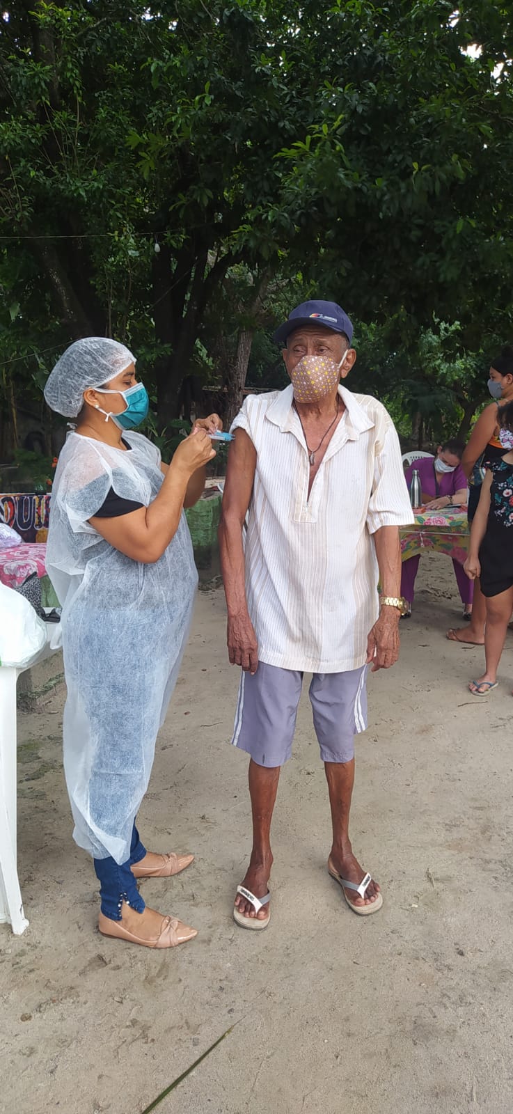 Morador do quilombo dos Caetanos em Capuan, no município de Caucaia, recebendo a primeira dose do imunizante contra o Coronavírus 