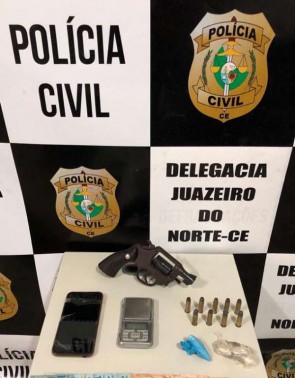 Policiais apreenderam armas, dinheiro e entorpecentes que estavam em posse de um dos suspeitos