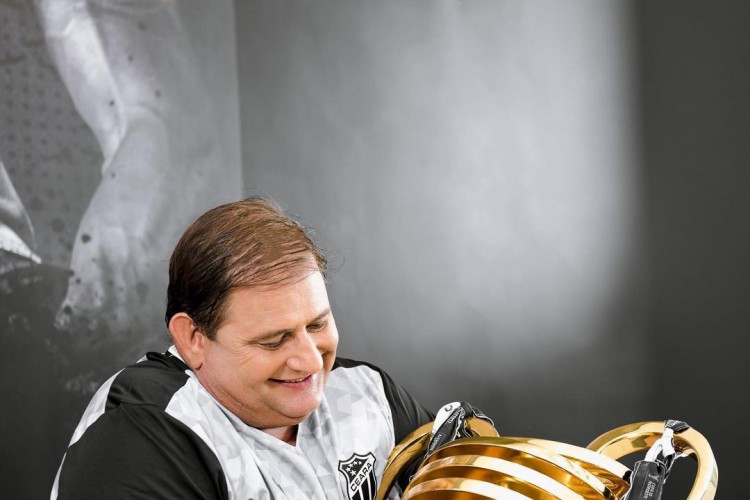 Novo uniforme de treino da comissão técnica do Ceará, com Guto Ferreira como modelo