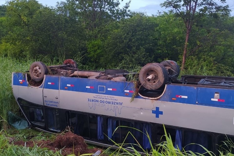 Micro-ônibus da Secretaria da Saúde de Juazeiro capota no município Farias Brito. O veículo transportava pacientes de Juazeiro que estavam em Fortaleza para tratamento de saúde.