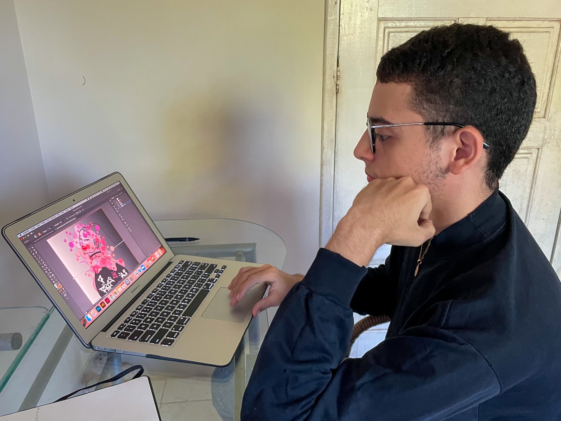 Eduardo Regino, de 18 anos, faz estágio em 
design e está trabalhando em regime de home office (Foto: BARBARA MOIRA)
