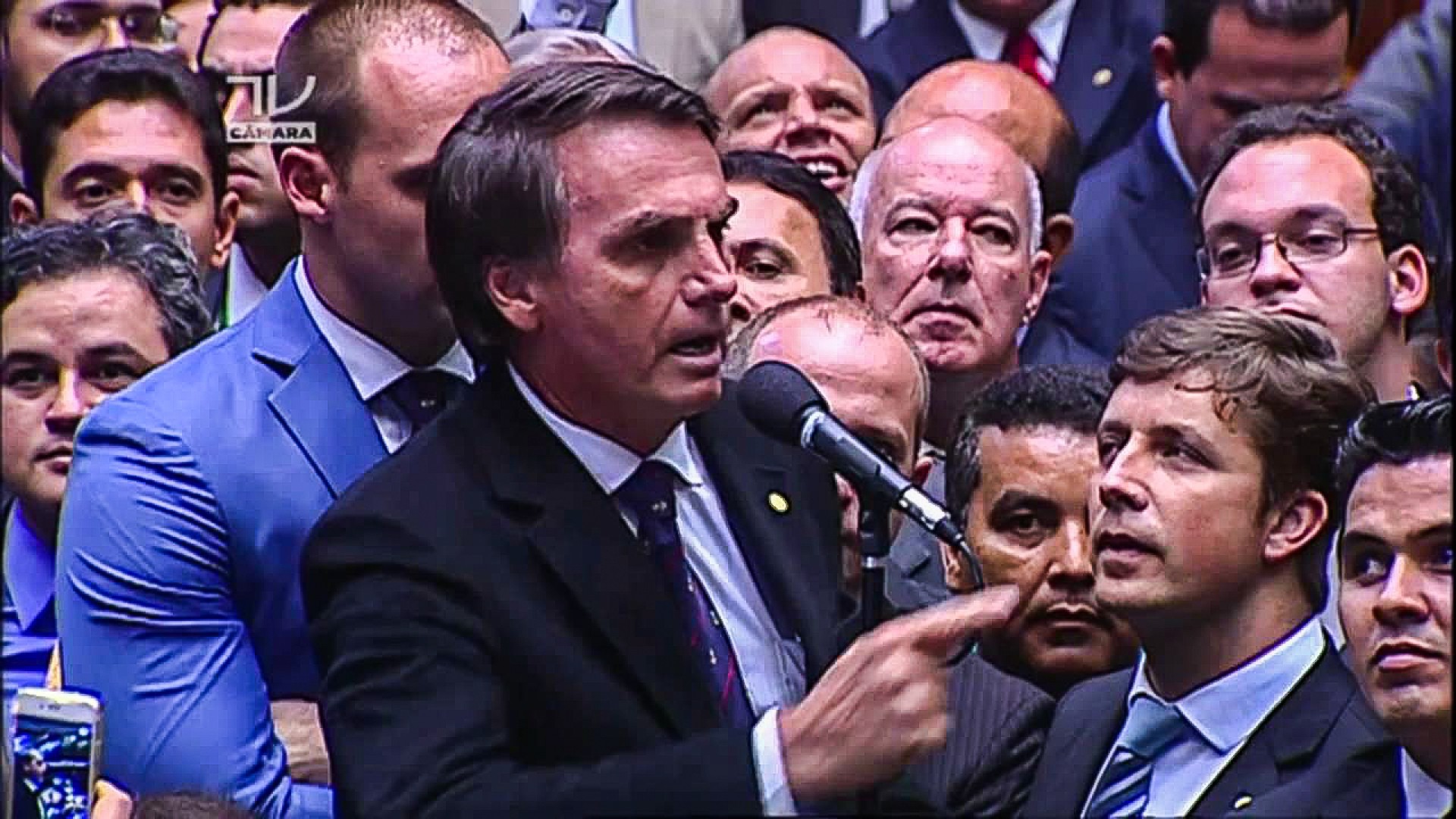 Brasilia em 17 de abril de 2016, O entao deputado Jair Bolsonaro, declara seu voto no processo de impeachment de Dilma Rousseff. (Foto Reproduçao / Tv Camara)