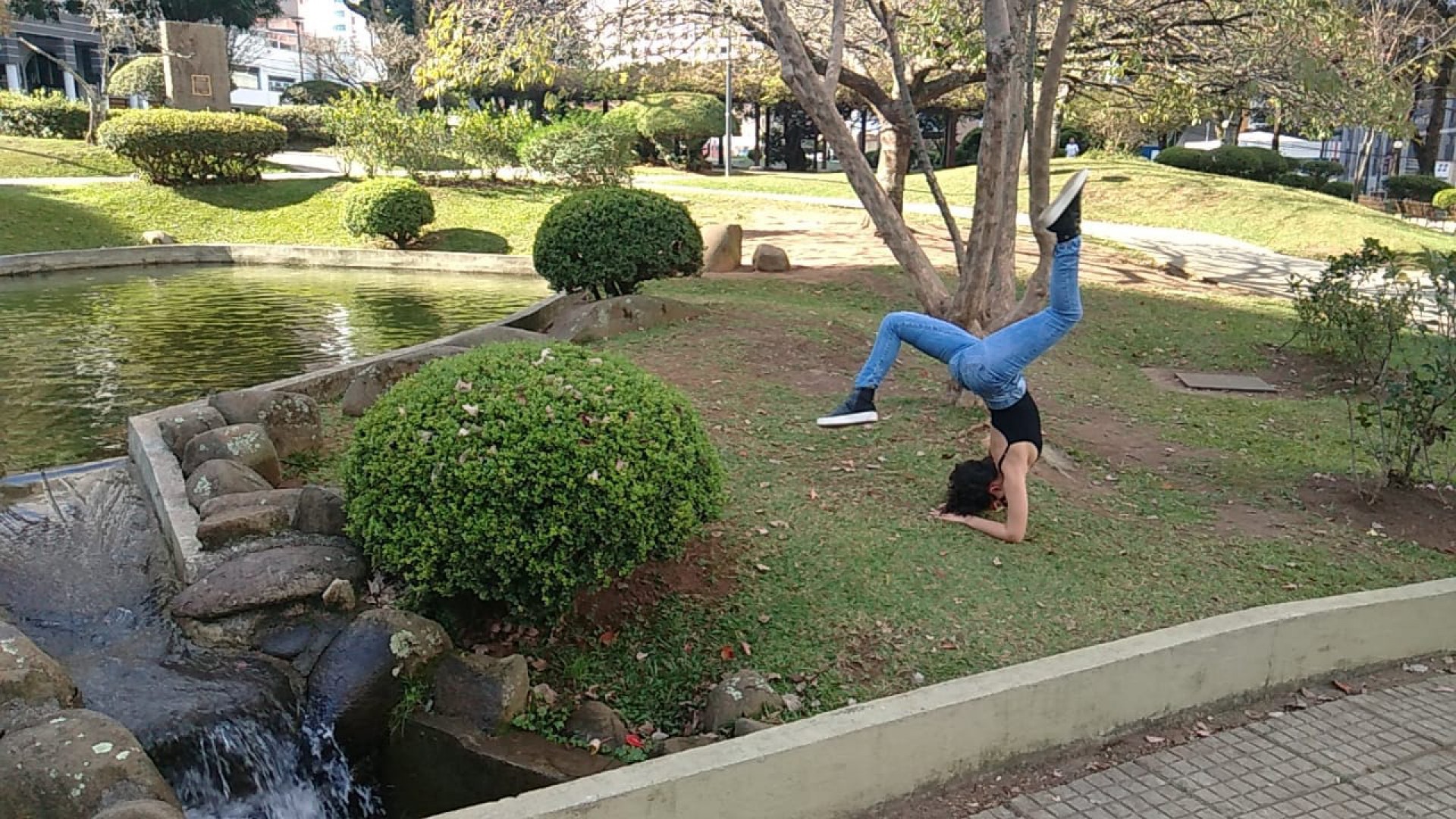 Um dos hobbies da universitária é praticar ioga