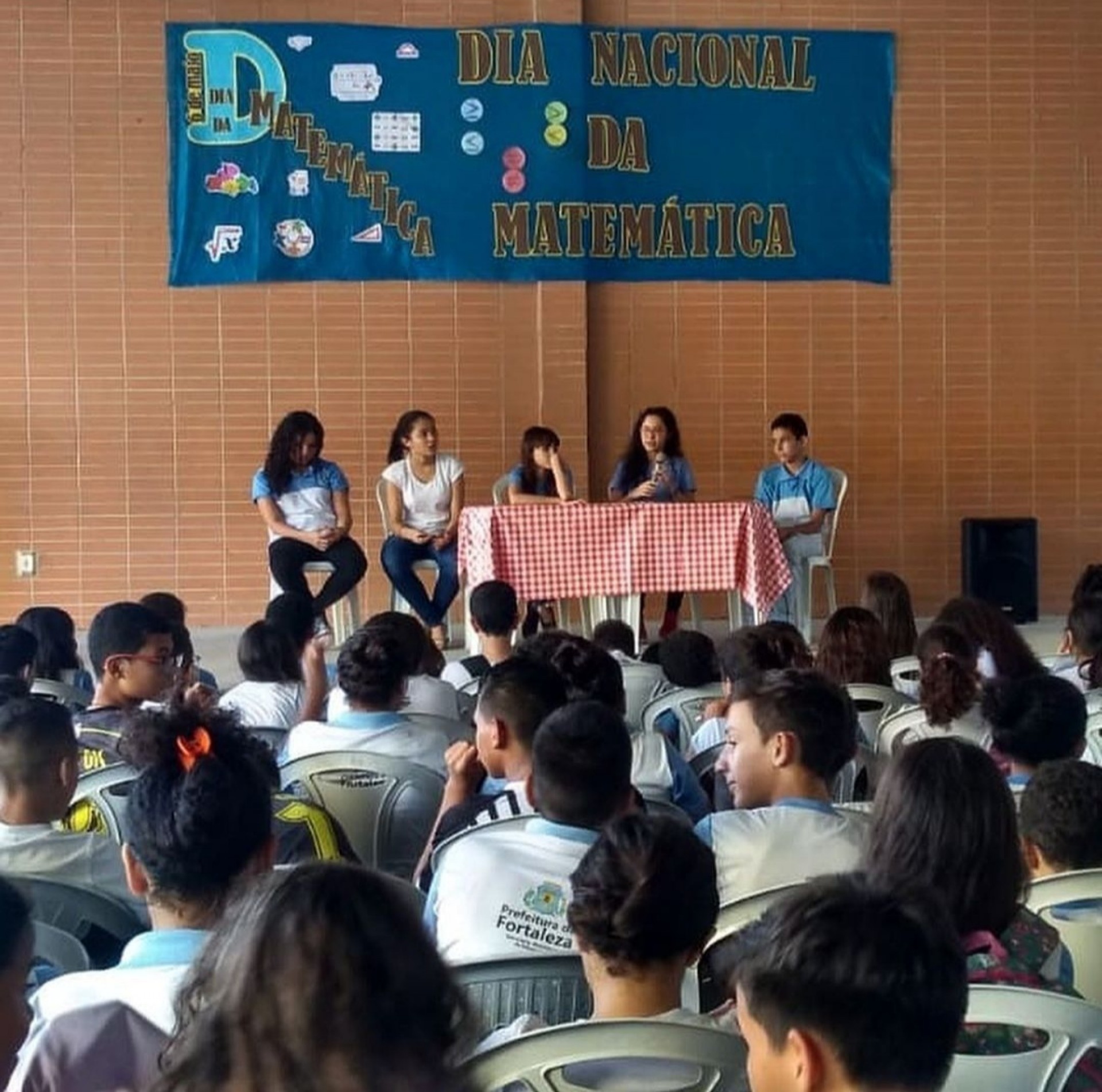 Jamile palestra para estudantes da rede pública municipal de Fortaleza