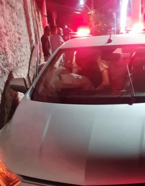 Homem foi atingido pelos disparos dentro do carro, enquanto retornava do trabalho para sua casa