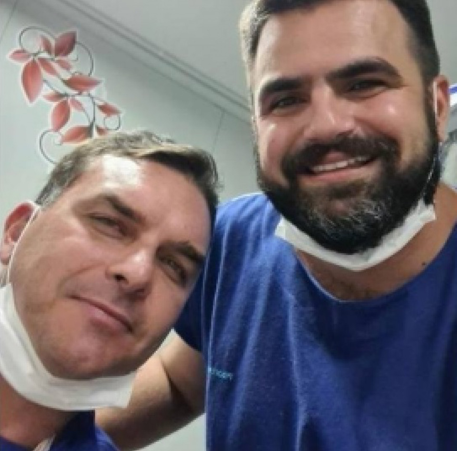 Flávio Bolsonaro com o médico que o atendeu