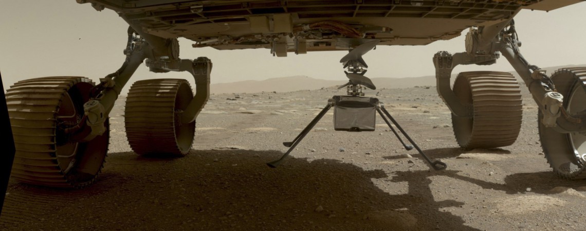 Ingenuity Mars Helicopter com todas as quatro pernas implantadas antes de cair da barriga do Perseverance rover em 30 de março de 2021