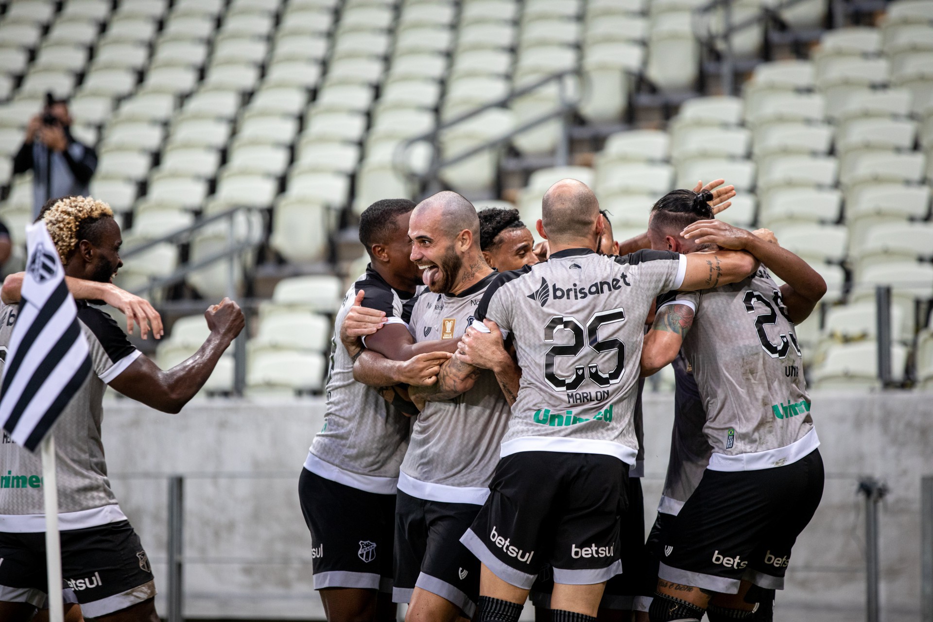 Jogadores comemoram gol no jogo Ceará x Sampaio Corrêa, na Arena Castelão, pela Copa do Nordeste (Foto: Stephan Eilert/CearaSC)