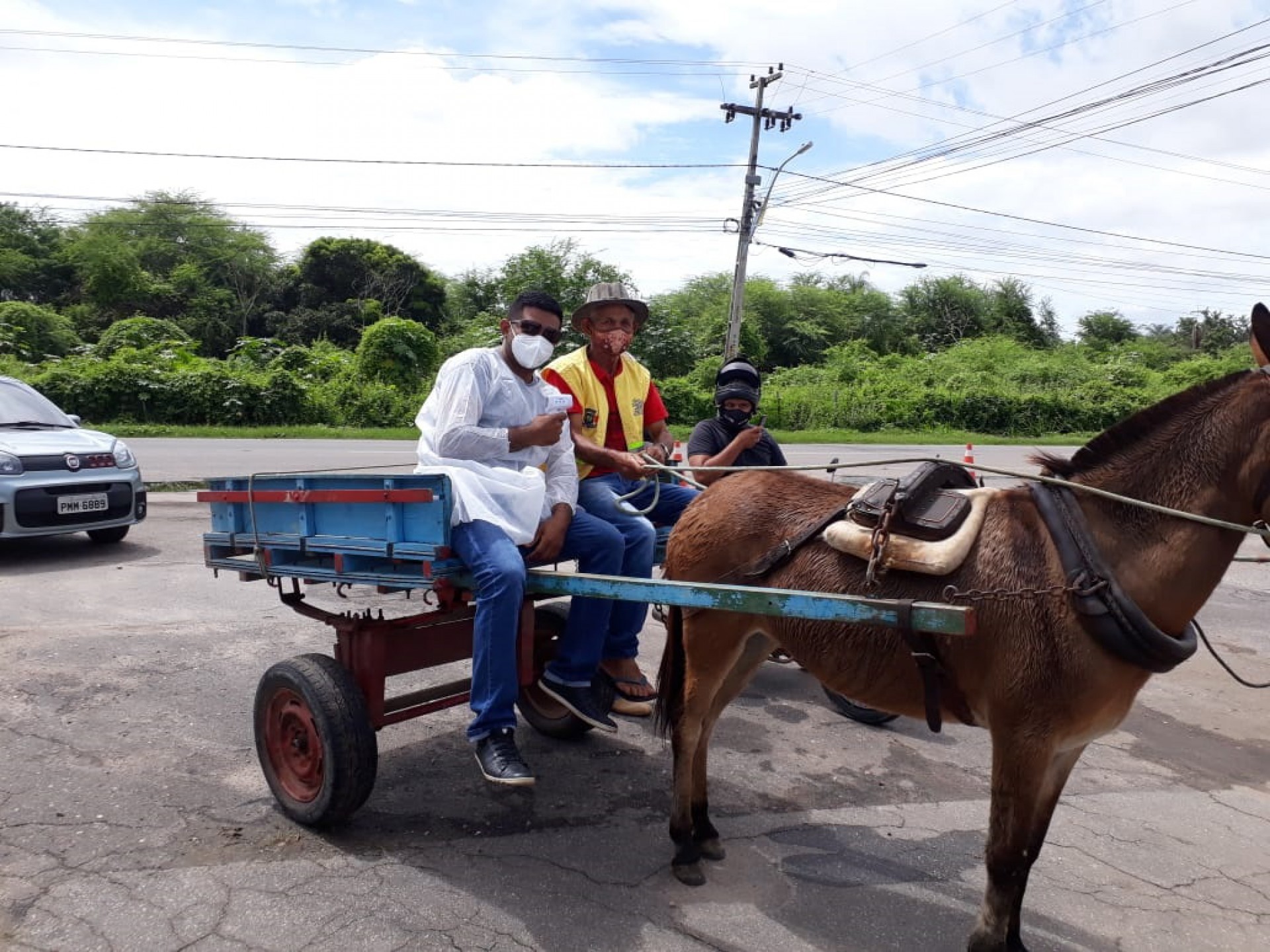 Rodrigo Rosa em carroça para vacinar em Juazeiro do Norte