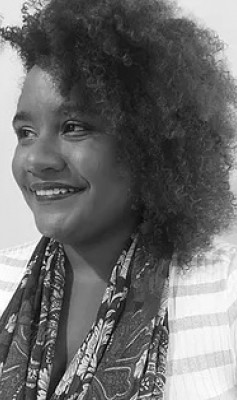 Kênia Freitas é pesquisadora de Afrofuturismo e cinema negro, crítica, professora e curadora