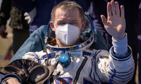 Dois cosmonautas russos e um astronauta da NASA pousaram no sábado, 17 de abril, nas estepes do Cazaquistão, após uma missão de meio ano na Estação Espacial Internacional, mostrou uma filmagem transmitida pela agência espacial russa 