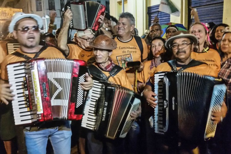 Recife - Cícero da Sanfona, 75 anos, conhecido por tocar a sanfona apoiado no topo da cabeça. (Sumaia Villela/Agência Brasil) (Foto: Sumaia Villela/Agência Brasil)