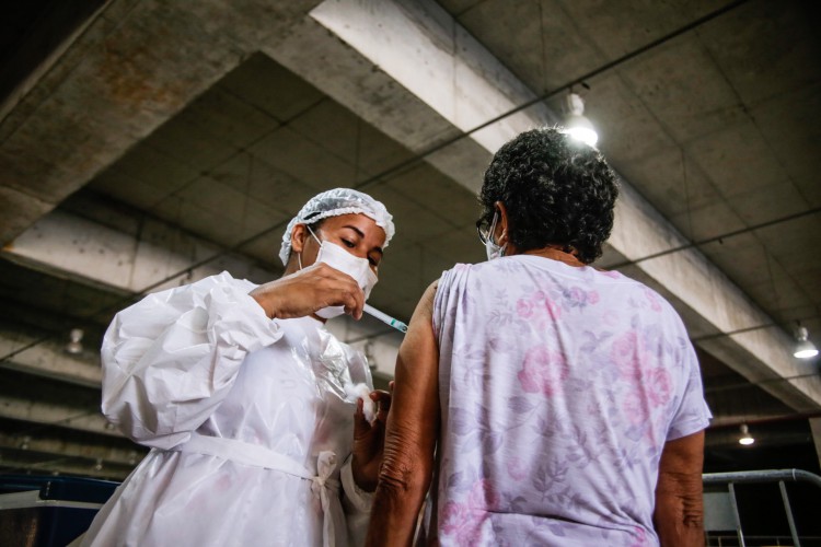 Centro de eventos tem fluxo tranquilo durante vacinação no feriado (Foto: Thais Mesquita)