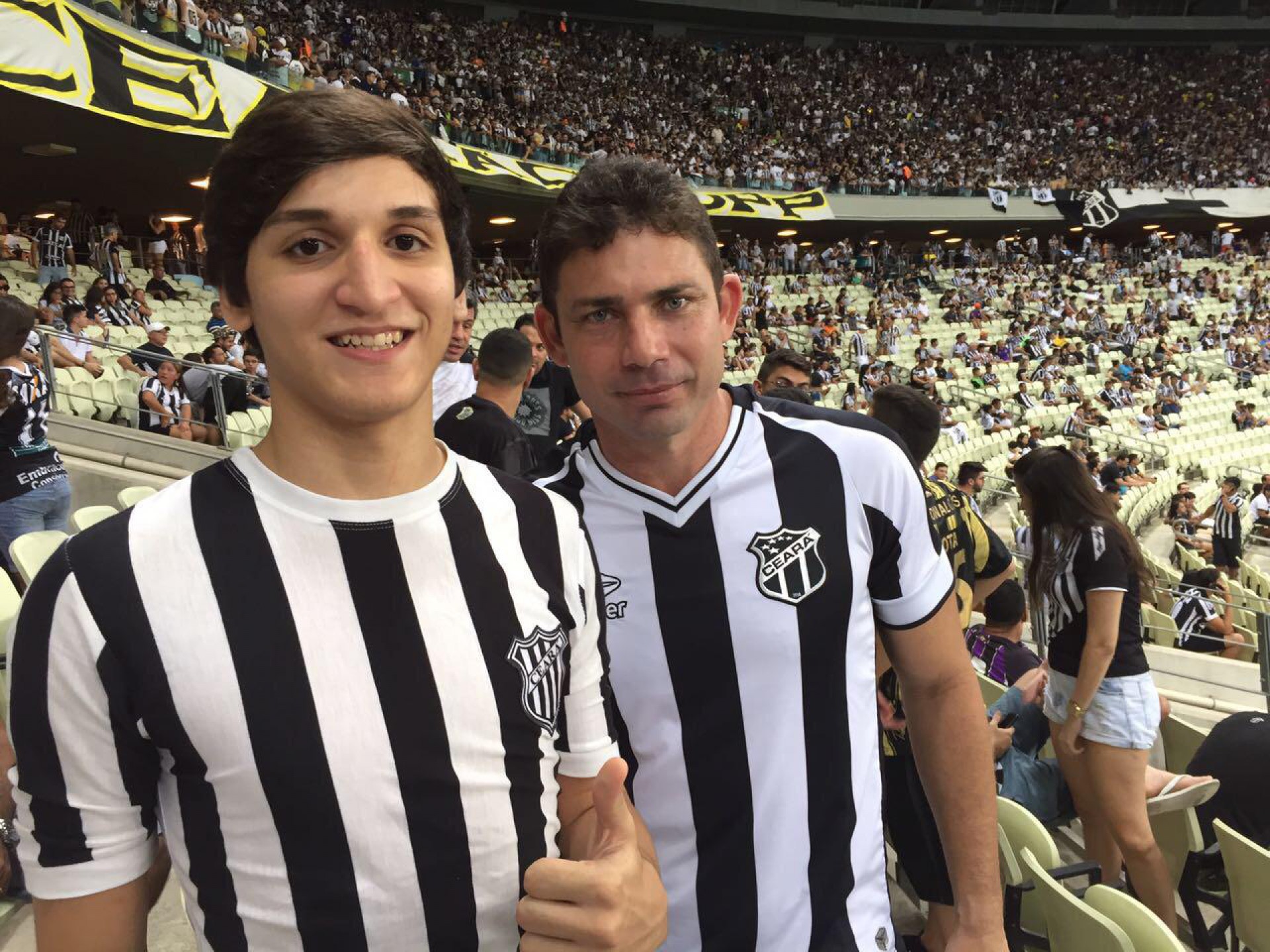 O estudante Luiz Henrique Melo (esq.), 19, é sócio torcedor do Ceará e frequentador do Castelão em dias de jogos. Na foto, com o ex-jogador e ídolo alvinegro Mota. (Foto: Arquivo Pessoal)