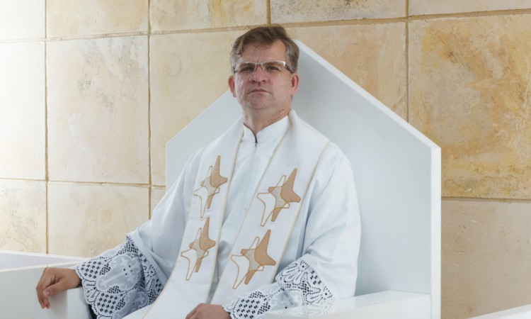 Padre Gilvan Manuel da Silva relata sua caminhada na fé (Foto: Fernanda Barros/ Especial Para  O POVO)