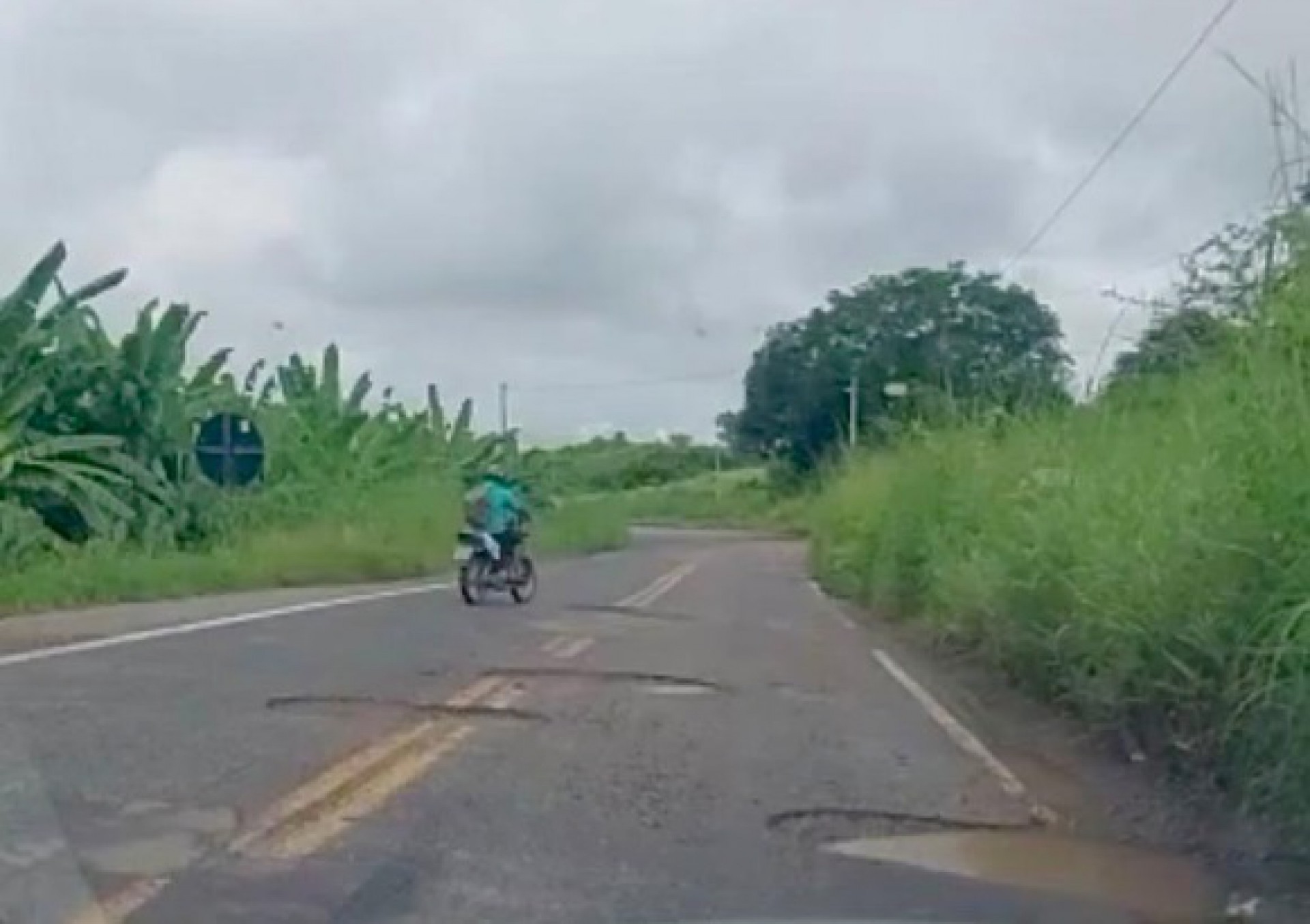 Trecho da rodovia Padre Cícero, no Centro-Sul do Ceará, aguarda obras de requalificação (Foto: DIVULGAÇÃO)