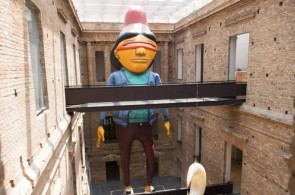 A mega exposição OSGEMEOS, dos artistas e irmãos Otávio e Gustavo Pandolfo, pode ser conferida em experiência virtual em 360º.