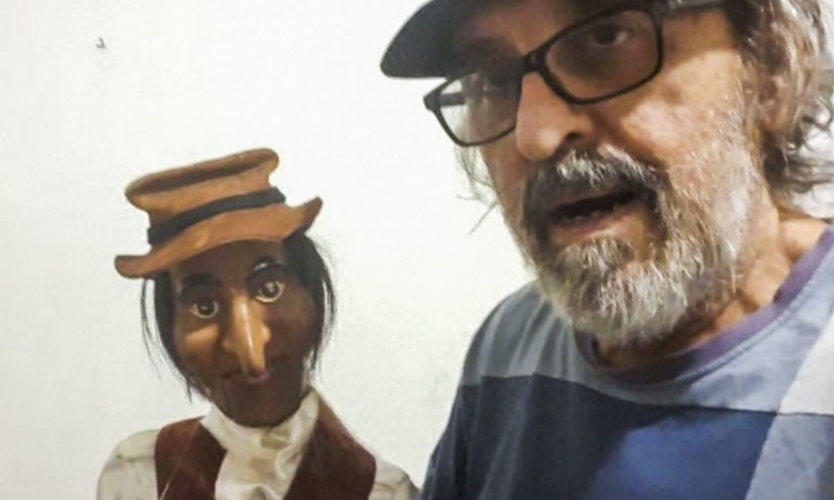 FORTALEZA, CE, BRASIL, 23.04.2021: Pauta Remota V&A - Dia Mundial do Teatro de Bonecos com o Personagem Augusto Bonequeiro. (Foto: Thais Mesquita/OPOVO)