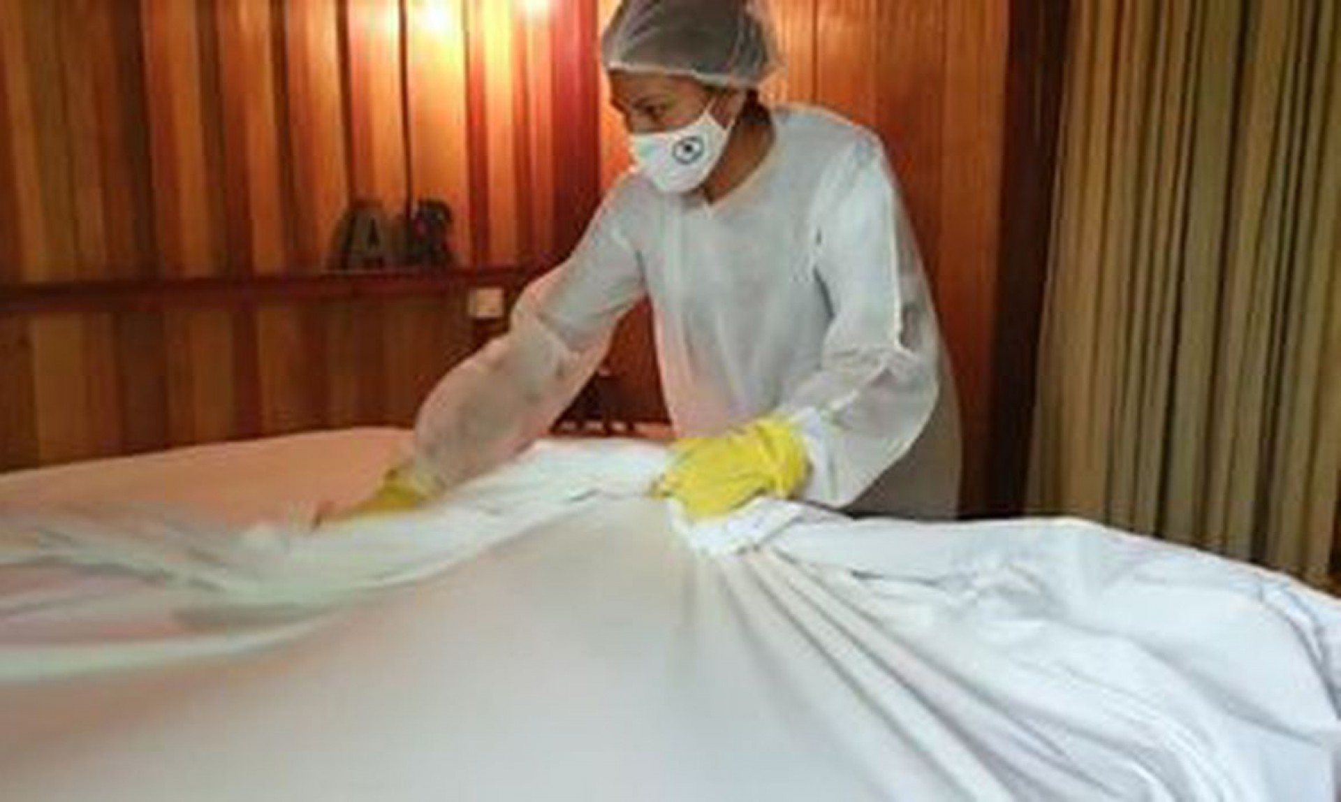 Camareira de hotel faz a higienização contra covid-19 (Foto: Divulgação/TV Brasil)