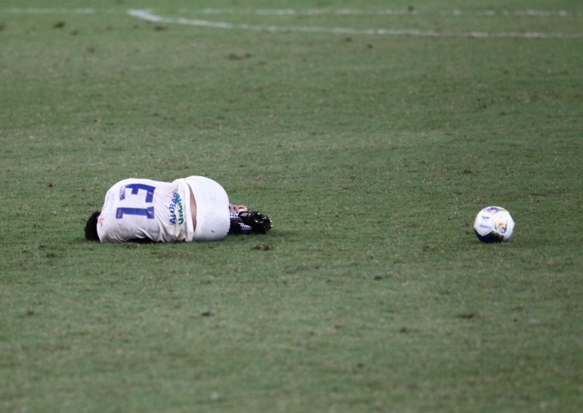 Éderson ao chão em partida do Fortaleza diante do Bahia no Castelão em jogo válido pela Copa do Nordeste 2021.  (Foto: Fábio Lima/O POVO)