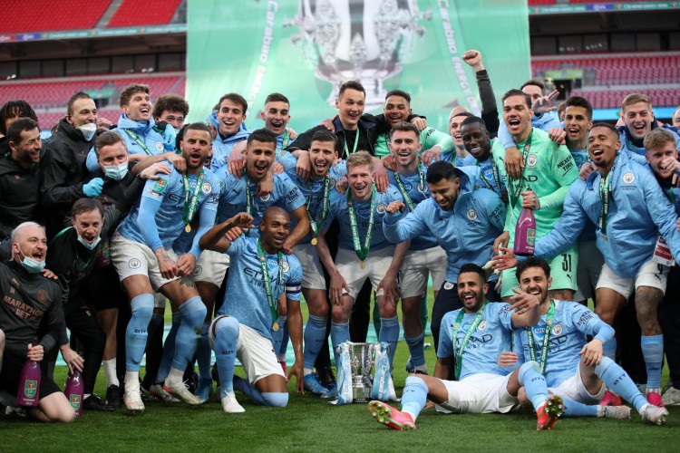 Os jogadores do Manchester City comemoram com o troféu depois de vencer a final da Copa da Liga Inglesa entre Manchester City e Tottenham