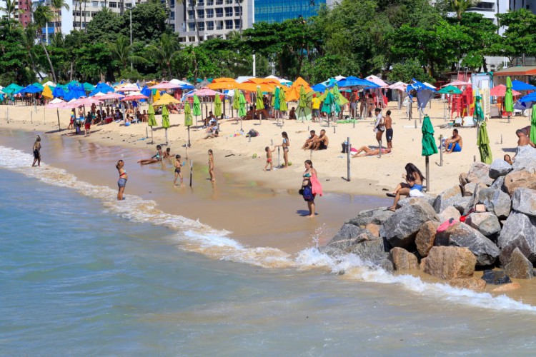 Movimentação deste domingo, 25 de abril, na orla de Fortaleza, próximo ao Mercado dos Peixes. 