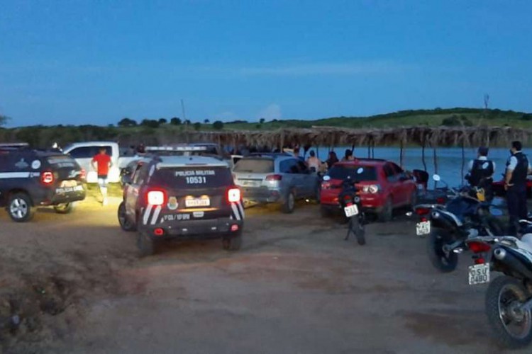 Agentes de segurança dispersam aglomeração e apreendem motos aquáticas em Acopiara