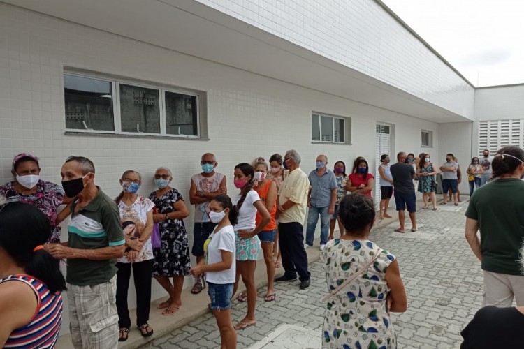 A SMS reforça a importância de as pessoas irem ao local apenas no horário agendado  