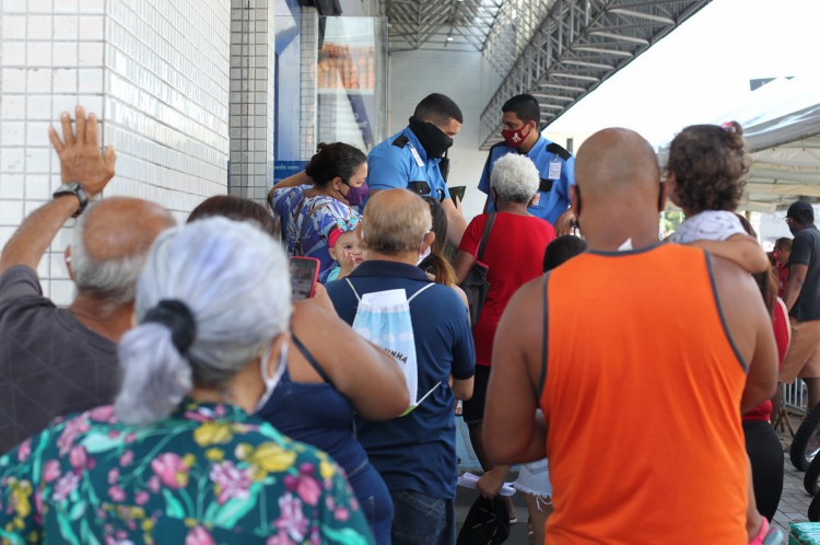 FORTALEZA,CE, BRASIL, 27.04.2021: Agencias da Caixa economica federal fazem paralisa&ccedil;&atilde;o de 24h. Av. Francisco S&aacute;.  (Fotos: Fabio Lima/O POVO)