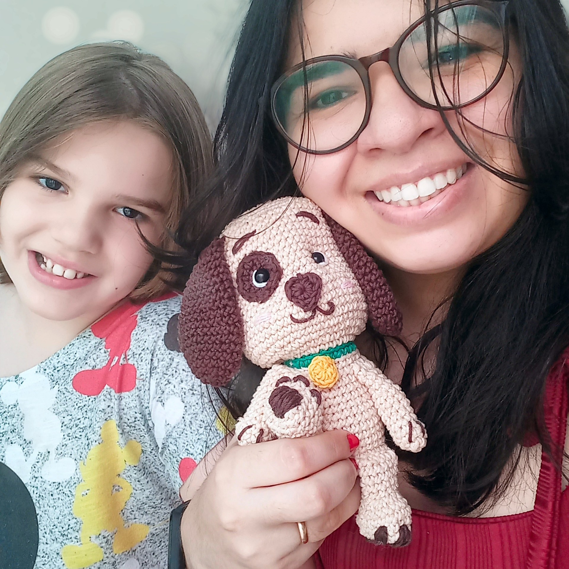 Ana Karynne e a filha, Mariana. O artesanato em crochê é, além de fonte de renda, uma forma de desenvolvimento de habilidades e de interação entre mãe e filha (Foto: Arquivo pessoal)