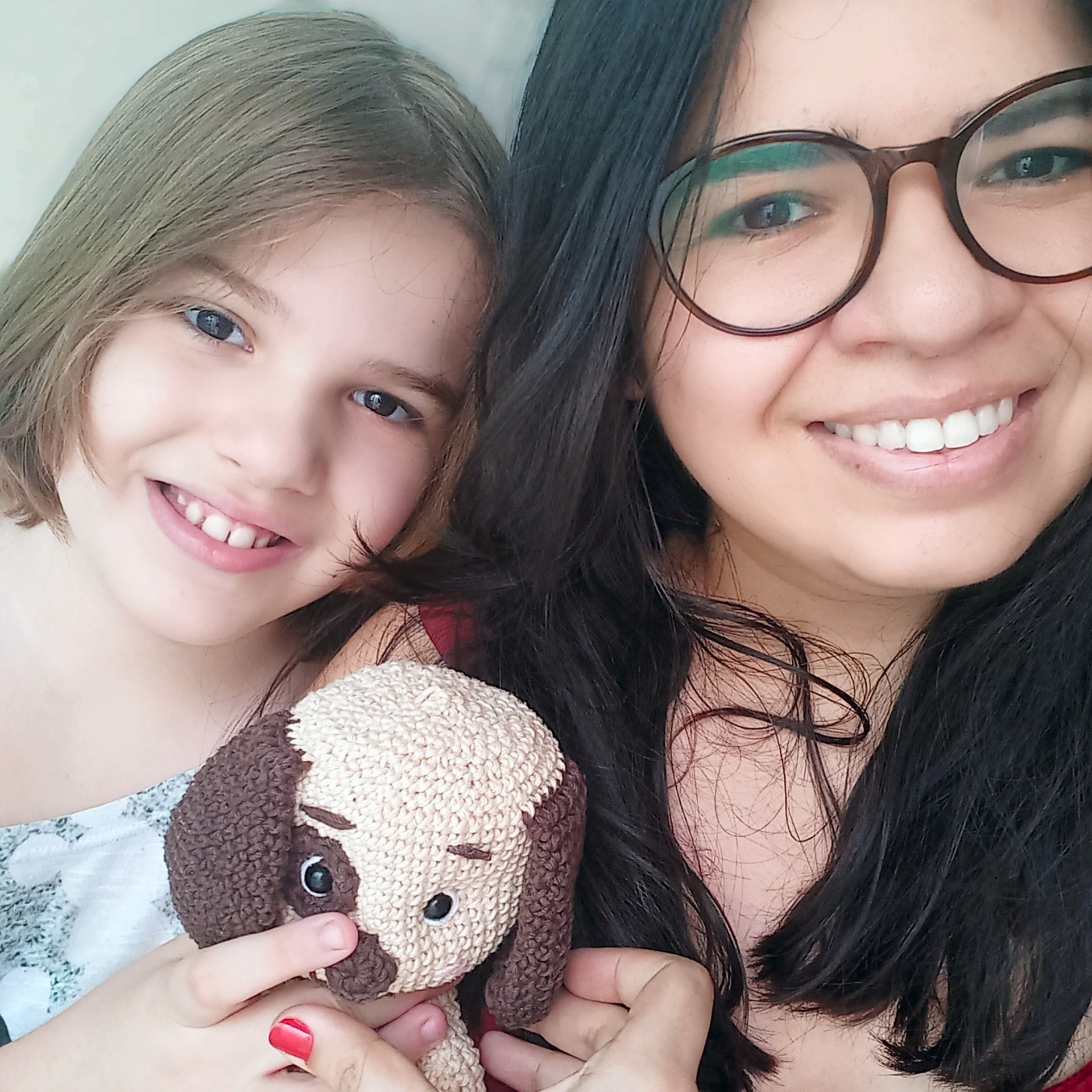 Ana Karynne e a filha, Mariana. O artesanato em crochê é, além de fonte de renda, forma de desenvolvimento de habilidades e de interação entre mãe e filha
 (Foto: Arquivo pessoal)