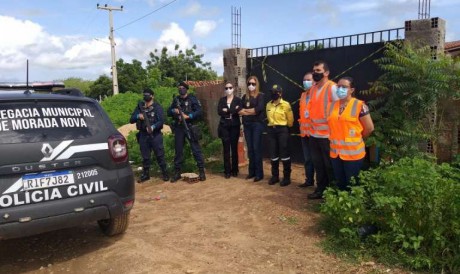 Policiais interditaram o local  