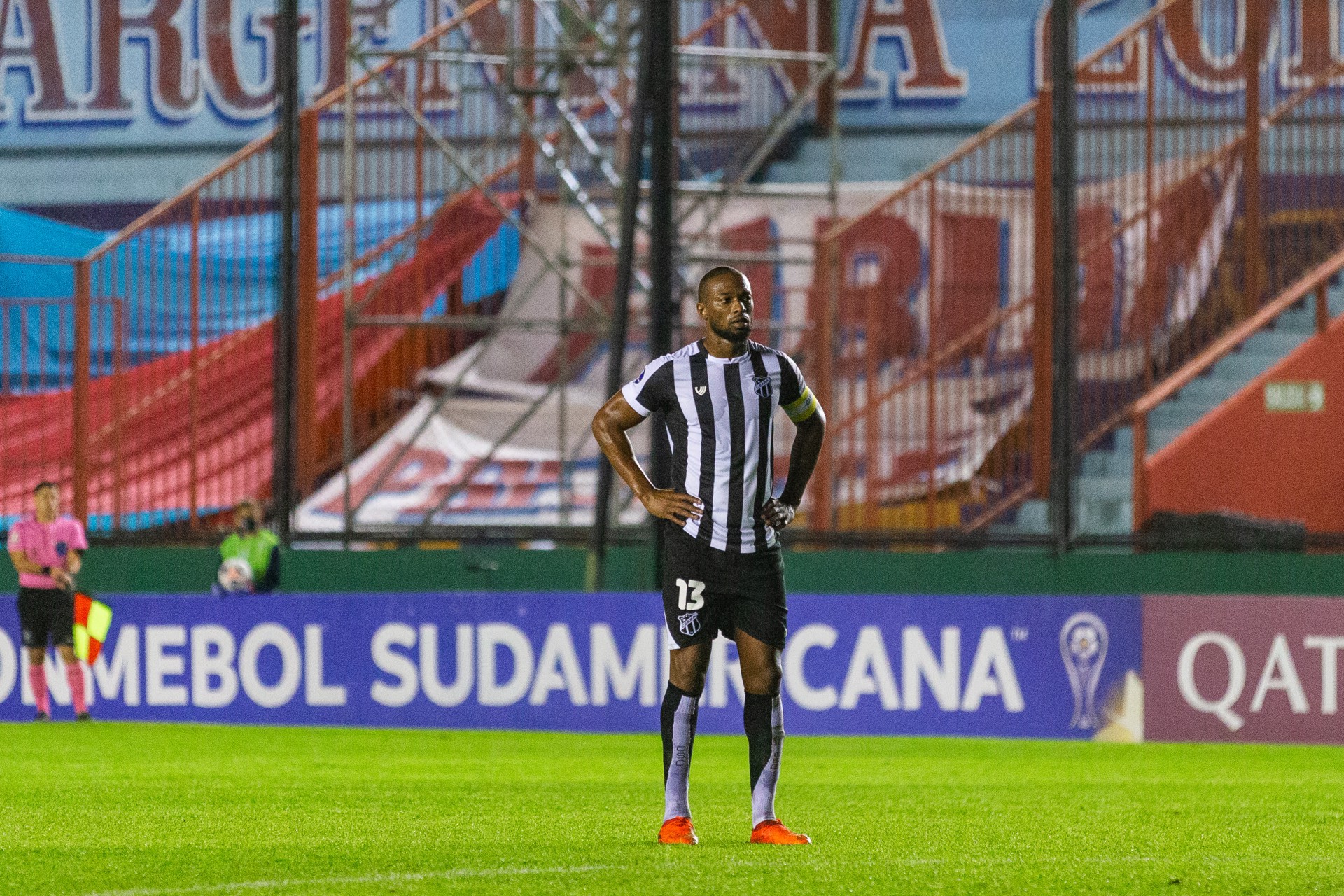 Zagueiro Luiz Otávio no jogo Arsenal de Sarandí x Ceará, em Avellaneda, pela Copa Sul-Americana