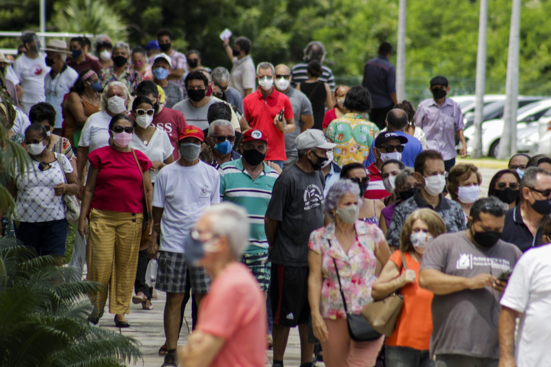 No fim de abril, quando o Estado passou por desabastecimento da CoronaVac, multidão buscou locais de vacinação em Fortaleza para receber segunda dose. (Foto: Thais Mesquita)