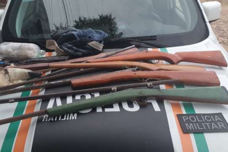 Foram apreendidas cinco armas de fogo artesanais e materiais que eram utilizados na confecção do armamento