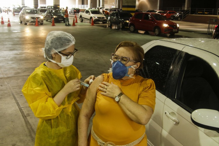 Vacina&ccedil;&atilde;o no centro de eventos do Cear&aacute;, em registro na &uacute;ltima quinta-feira, 03/05