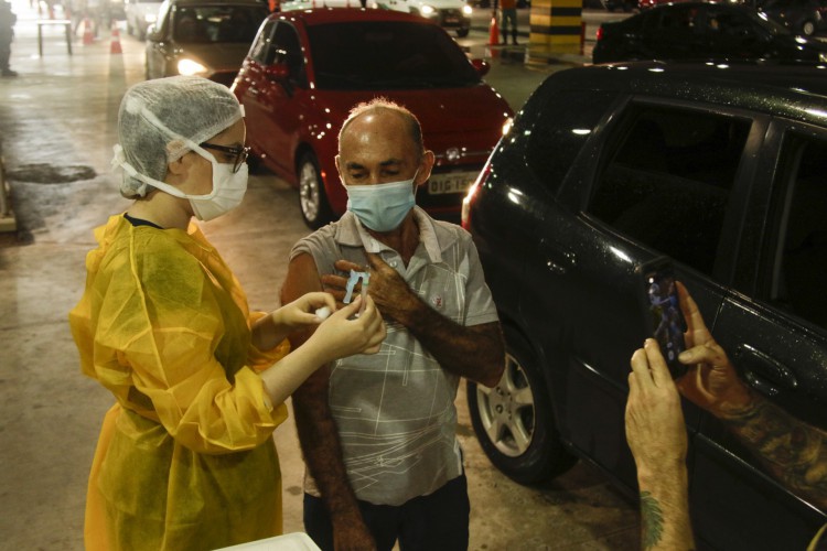 Vacinação no Centro de Eventos. Pelo menos 19 municípios cearenses estão com aplicação da D2 em atraso