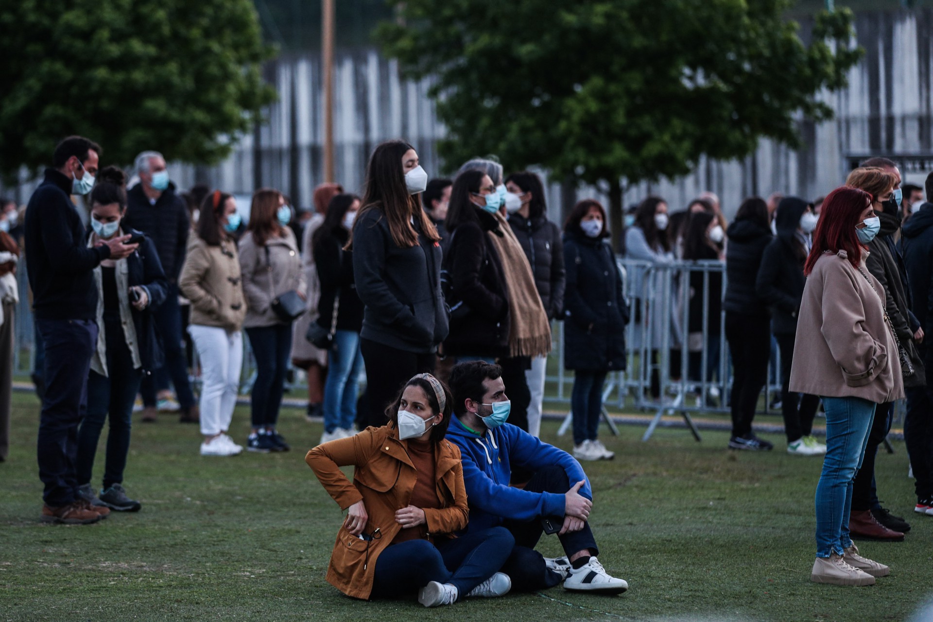 As pessoas assistem a um concerto de música experimental em Braga, no norte de Portugal, a 30 de abril de 2021, quando o país atingiu a fase final de flexibilização das restrições nacionais para impedir a propagação do COVID-19. (Foto: CARLOS COSTA / AFP) (Foto: CARLOS COSTA / AFP)