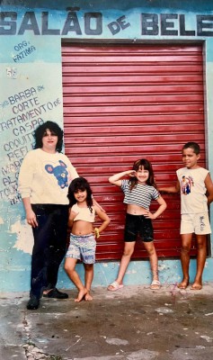 Juliette, no centro da foto, posando ao lado dos irmãos e da mãe em frente ao salão de beleza que a família mantinha na cidade