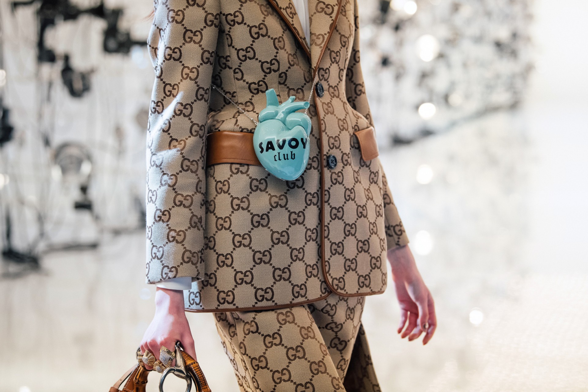 O nome Savoy Club - na bag, presa como pochete - faz menção ao antigo hotel onde trabalhou, de porteiro, antes de criar sua Gucci, marca inicialmente de malas, o dono da gigante italiana, hoje, dirigida por Alessandro Michele, Guccio Gucci (Foto: Divulgação)