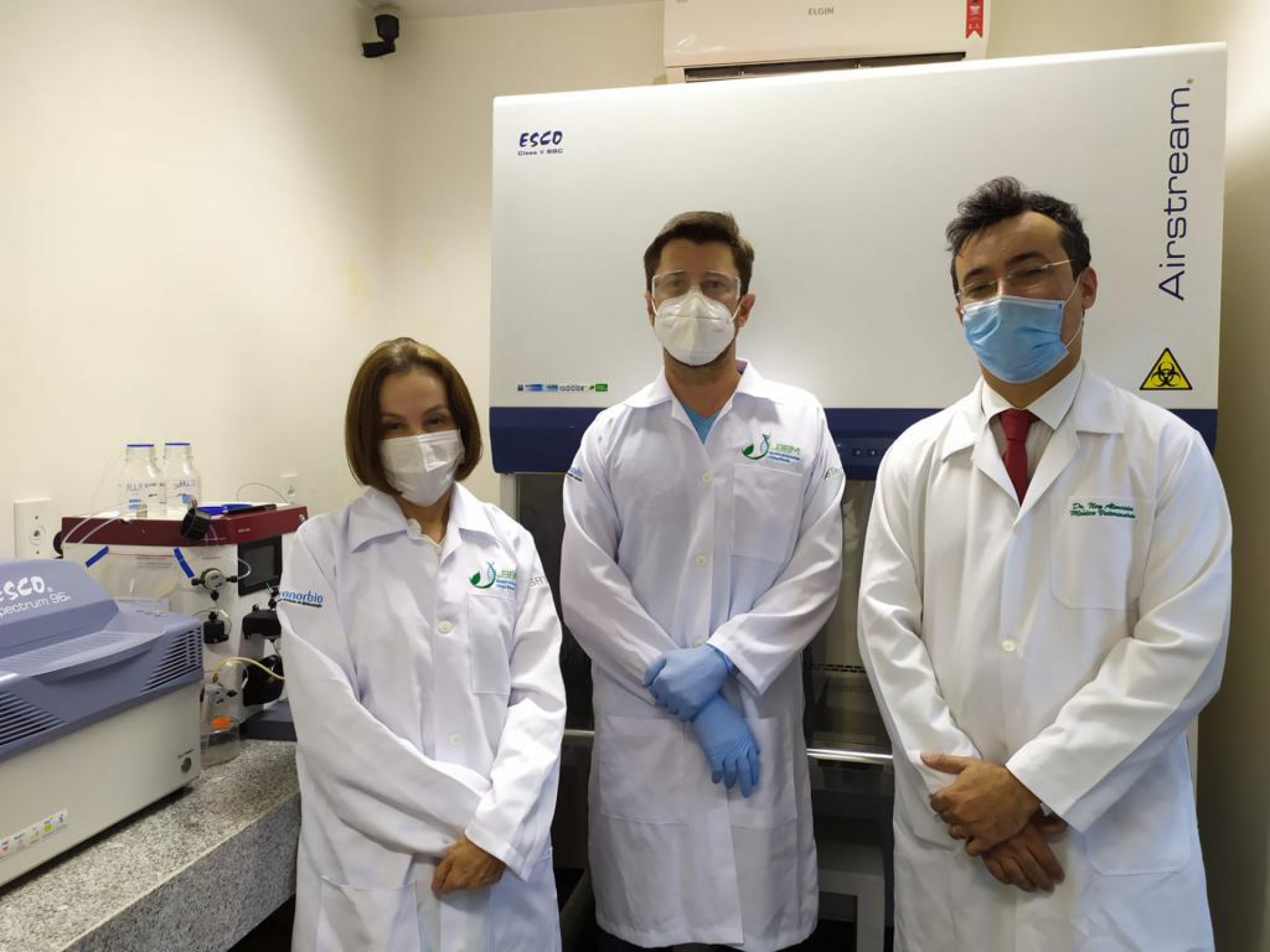 Pesquisadores Izabel Guedes, Maurício van Tilburg e Ney Carvalho Almeida trabalham vacina contra Covid-19  
 (Foto: Acervo Pessoal)
