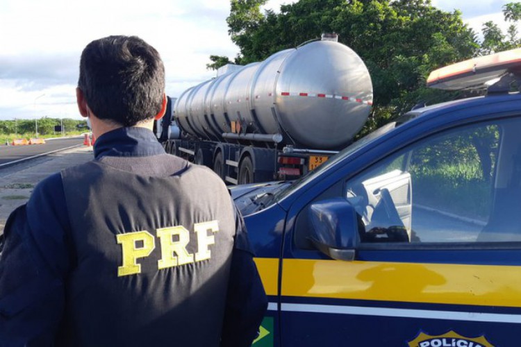Desde o final do mês passado, os agentes da PRF têm realizado apreensões de cargas de combustíveis com a documentação falsa 