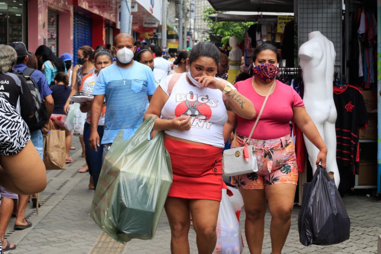 Movimentação no Centro de Fortaleza no primeiro final de semana em que o Governo libera o comércio, em 8 de maio de 2021.