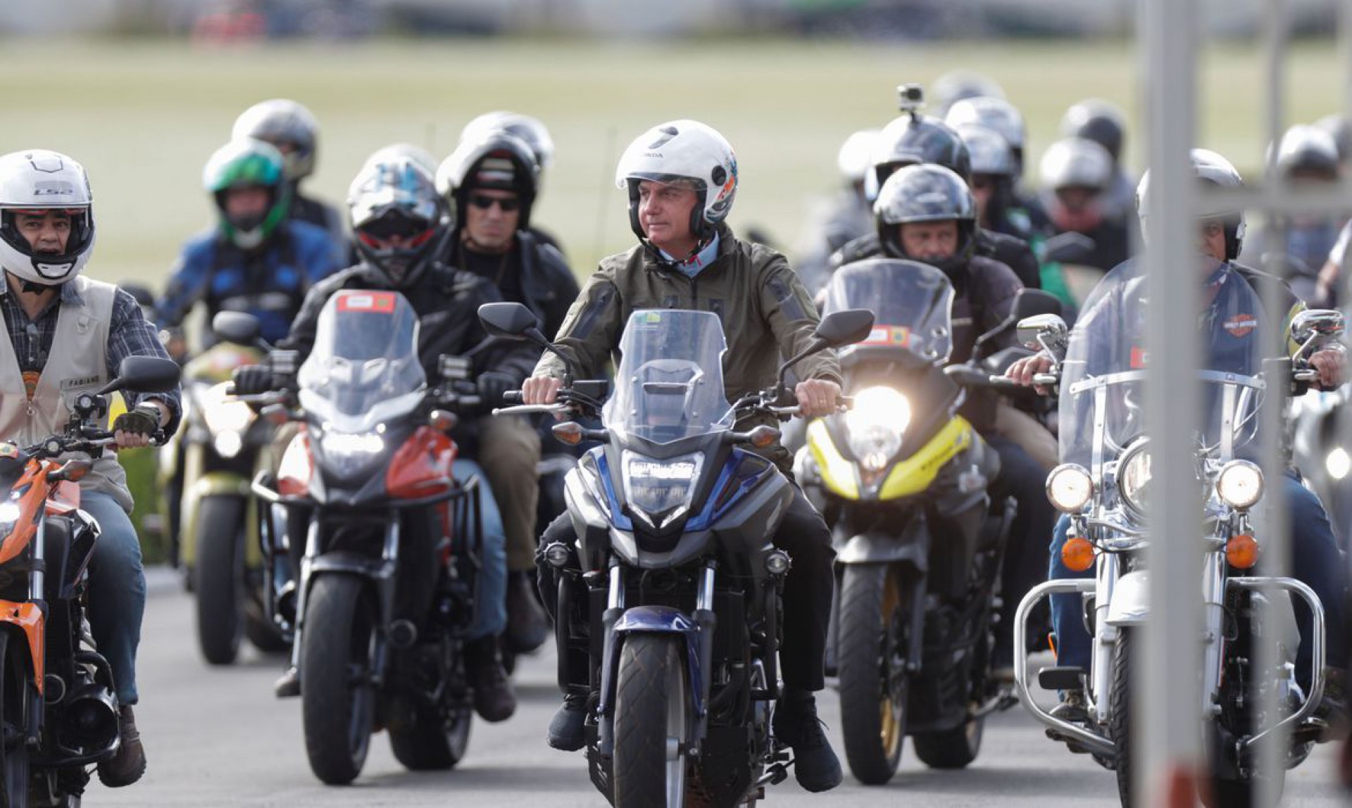 Bolsonaro faz passeio de moto em homenagem ao Dia das Mães(Foto: )