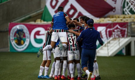 Jogadores do Fluminense comemoram gol no jogo contra a Portuguesa-RJ, no Maracanã, pelo Campeonato Carioca 